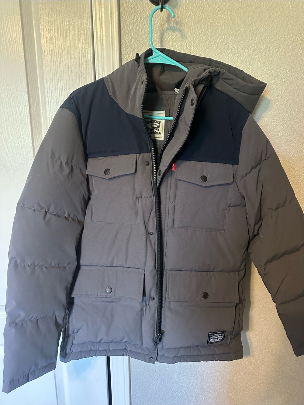 Levi's Men's Gray Puffer Jacket with Navy Shoulder Yoke